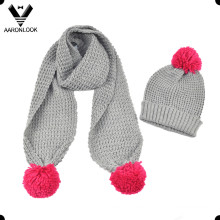 Зимний теплый шарф и шапка девушки с помпоном